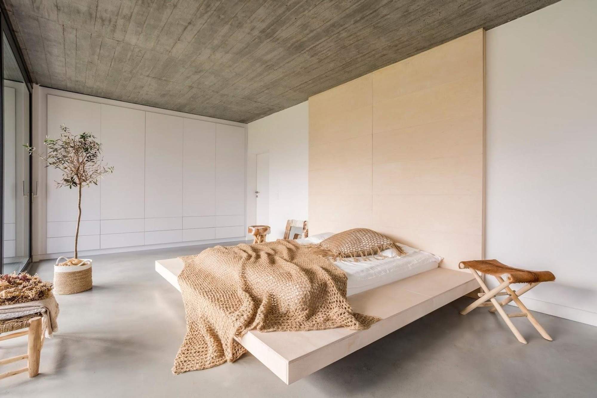 دکوراسیون مینیمال اتاق خواب که در طراحی داخلی آن شکل های ساده مانند، مربع و مستطیل و خطوط صاق و مستقیم دیده می شود